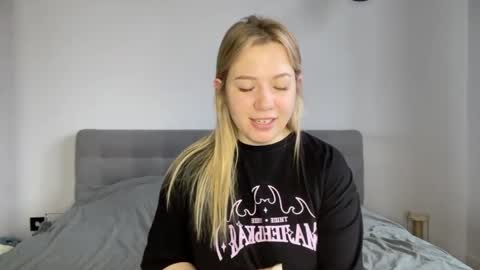 Snapshot of alyrasun chatting on April 8, 2026, 6:13 am Al online show from April 8, 2026, 6:13 am