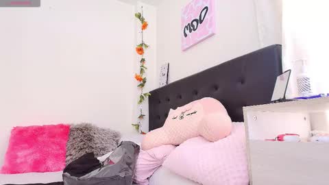 Isabella online show from November 11, 2025, 7:14 pm