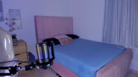 Snapshot of amaia_daniells chatting on February 20, 2025, 3:56 am B I A N C A online show from February 20, 2025, 3:56 am