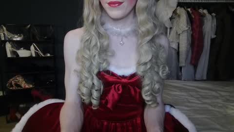 Snapshot of amaliecd chatting on December 19, 2024, 10:32 pm Amalie online show from December 19, 2024, 10:32 pm