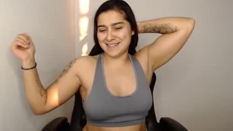 The queen of the biceps  online show from January 22, 2025, 2:56 pm