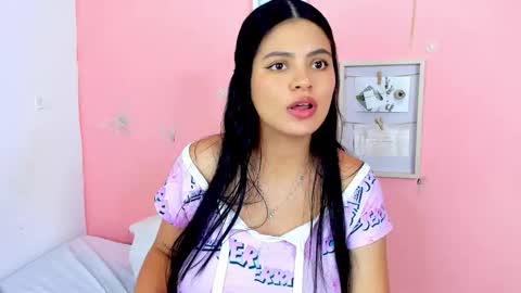 Snapshot of amanda_lorense chatting on November 15, 2025, 4:43 am Thalia online show from November 15, 2025, 4:43 am