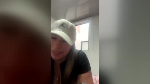 ambar_cortes online show from February 5, 2026, 9:52 pm