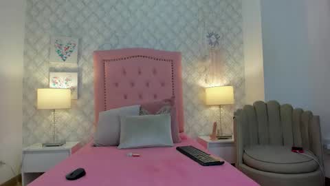 amber  ferrera online show from December 15, 2025, 8:02 pm