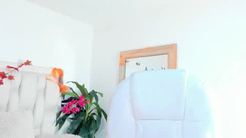 Michell  online show from October 16, 2025, 5:03 pm