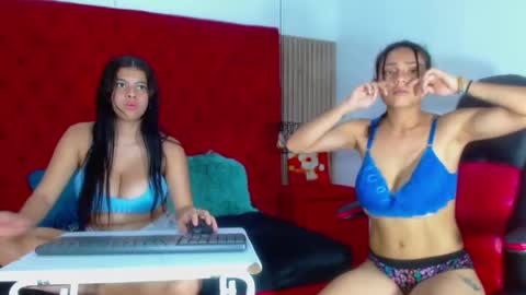Snapshot of ameliaandemily chatting on December 4, 2024, 7:34 pm Amelia AND Emily online show from December 4, 2024, 7:34 pm