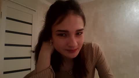 Julia  online show from March 3, 2025, 9:11 am