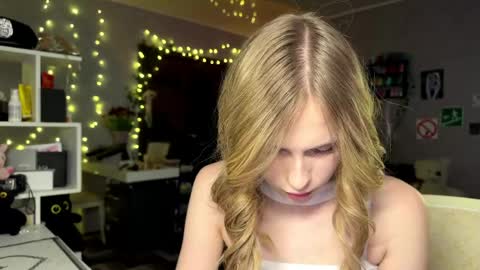 Snapshot of amily_sunray chatting on March 25, 2026, 3:07 pm Amily online show from March 25, 2026, 3:07 pm