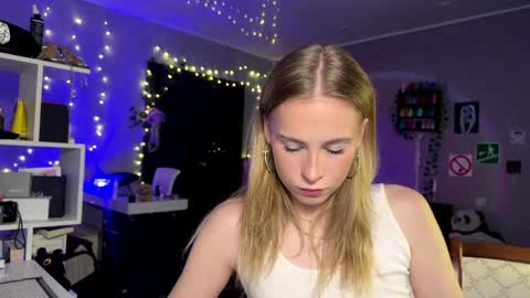 Snapshot of amily_sunray chatting on April 9, 2026, 6:13 am Amily online show from April 9, 2026, 6:13 am