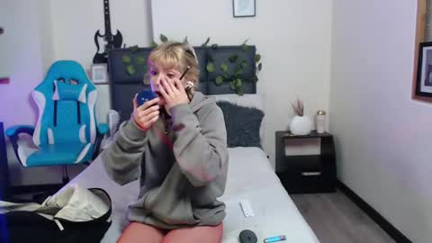 Snapshot of amnesiia_ chatting on October 5, 2025, 12:14 pm Amnesia online show from October 5, 2025, 12:14 pm