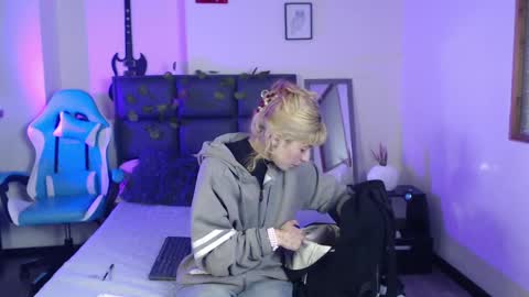 Snapshot of amnesiia_ chatting on October 6, 2025, 12:35 pm Amnesia online show from October 6, 2025, 12:35 pm