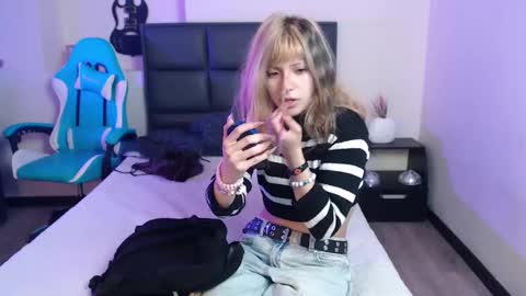 Snapshot of amnesiia_ chatting on October 9, 2025, 12:25 pm Amnesia online show from October 9, 2025, 12:25 pm