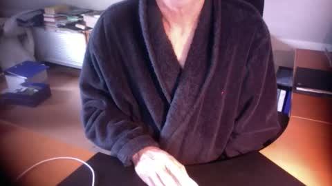 Amor2200 online show from November 11, 2025, 8:14 am