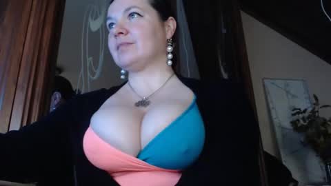 amorelara online show from December 5, 2024, 8:55 am