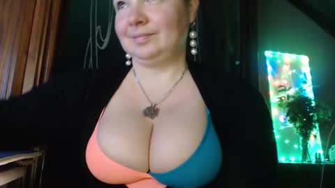 amorelara online show from December 10, 2024, 5:50 am