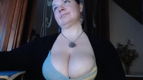 amorelara online show from February 1, 2025, 1:51 pm