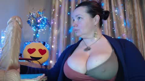 amorelara online show from February 18, 2026, 4:03 pm