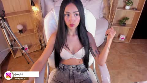Snapshot of amy_kiitty chatting on December 2, 2024, 7:27 pm online show from December 2, 2024, 7:27 pm