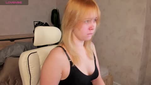 Snapshot of amy_kimberlly chatting on October 14, 2025, 12:00 am Amy online show from October 14, 2025, 12:00 am