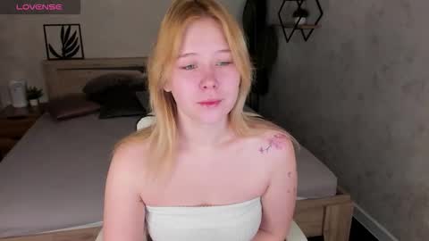 Snapshot of amy_kimberlly chatting on October 19, 2025, 11:38 pm Amy online show from October 19, 2025, 11:38 pm