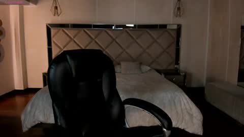 AMY R  online show from May 25, 2026, 12:16 am