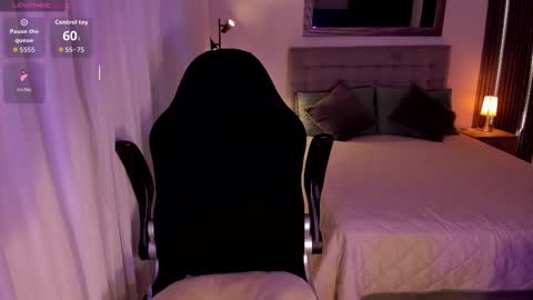 Snapshot of amywoods chatting on October 27, 2025, 7:40 pm online show from October 27, 2025, 7:40 pm