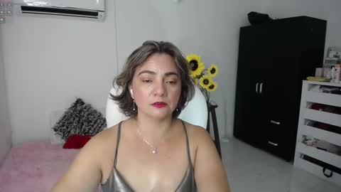 Snapshot of ana_hotmilf chatting on February 19, 2025, 2:33 am Ana online show from February 19, 2025, 2:33 am