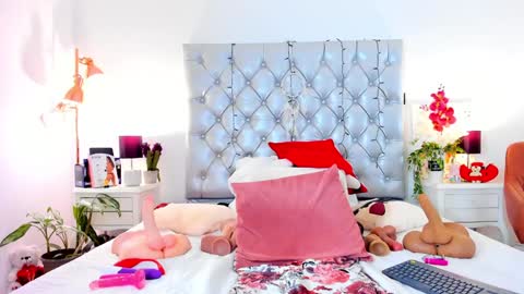 anaa_bellaa online show from December 4, 2024, 3:32 pm