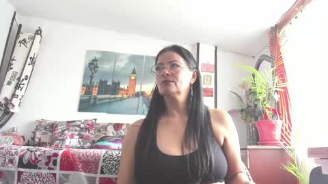 anaamature_ online show from September 9, 2025, 5:56 pm
