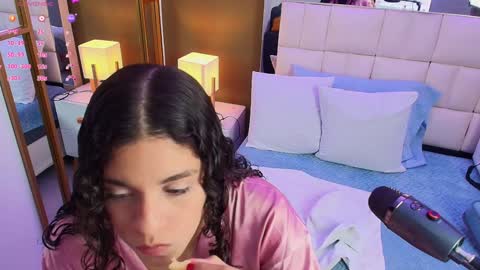 Snapshot of anahi_maite chatting on February 6, 2025, 7:51 pm Anahi online show from February 6, 2025, 7:51 pm