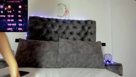 ..a n a i s  c o o p e r .. online show from April 17, 2026, 4:04 am