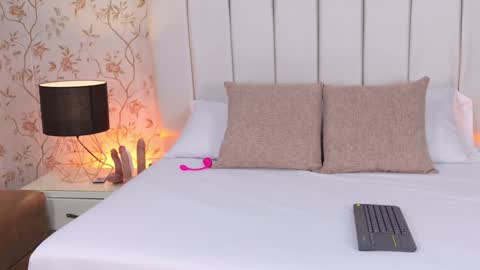 Mia online show from October 1, 2025, 12:11 pm