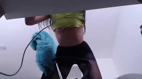 Snapshot of anddrea_ chatting on January 31, 2025, 2:49 pm online show from January 31, 2025, 2:49 pm