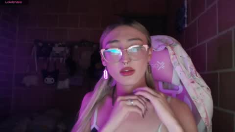 Snapshot of andrea_camila chatting on May 29, 2026, 3:15 am Andrea online show from May 29, 2026, 3:15 am