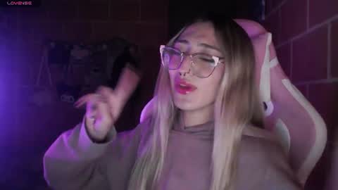 Snapshot of andrea_camila chatting on July 1, 2026, 4:36 am Andrea online show from July 1, 2026, 4:36 am