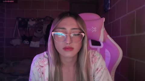 Snapshot of andrea_camila chatting on July 10, 2026, 10:23 pm Andrea online show from July 10, 2026, 10:23 pm