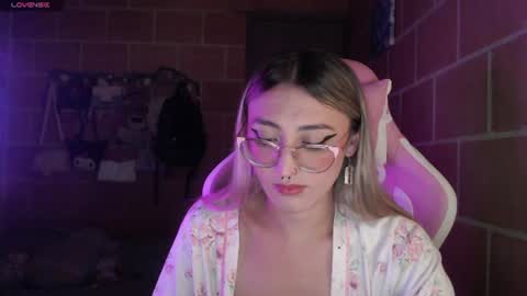 Snapshot of andrea_camila chatting on July 18, 2026, 5:22 am Andrea online show from July 18, 2026, 5:22 am
