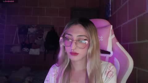 Snapshot of andrea_camila chatting on July 24, 2026, 5:38 am Andrea online show from July 24, 2026, 5:38 am