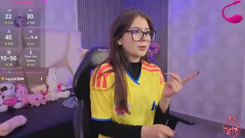 andrea_tay1 online show from July 7, 2026, 7:29 pm