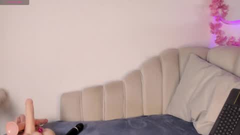 Snapshot of andrearoux_ chatting on May 12, 2026, 9:39 am Andrea online show from May 12, 2026, 9:39 am