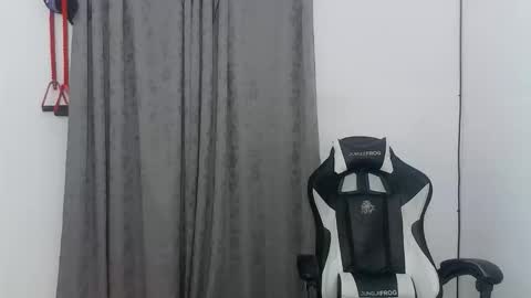 andres180950734 online show from November 10, 2025, 11:26 pm