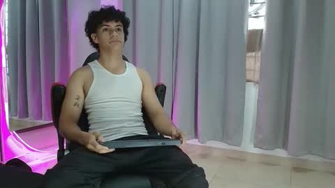 Snapshot of andres_cream chatting on October 6, 2025, 12:35 pm andres_cream online show from October 6, 2025, 12:35 pm