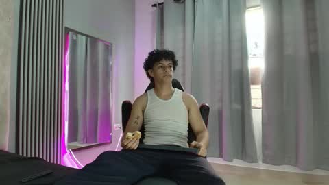 Snapshot of andres_cream chatting on October 7, 2025, 12:35 pm andres_cream online show from October 7, 2025, 12:35 pm