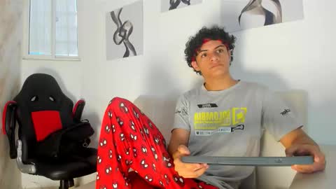 Snapshot of andres_cream chatting on October 17, 2025, 12:30 pm andres_cream online show from October 17, 2025, 12:30 pm