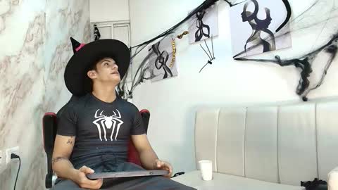 Snapshot of andres_cream chatting on October 21, 2025, 12:39 pm andres_cream online show from October 21, 2025, 12:39 pm