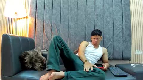 andres_stud online show from November 22, 2025, 5:17 am