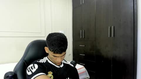 andres_stud online show from May 7, 2026, 4:07 am