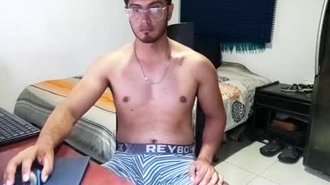 Snapshot of andresvergon85 chatting on March 9, 2025, 3:32 am andresvergon85 online show from March 9, 2025, 3:32 am