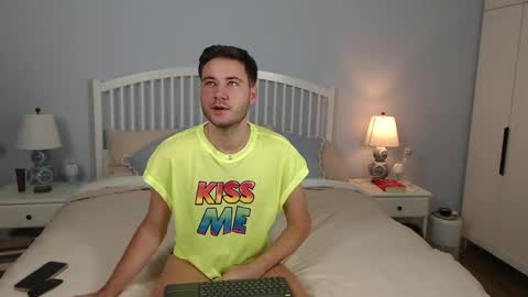 Snapshot of andrew2305 chatting on September 30, 2025, 8:52 am Justin Andrew online show from September 30, 2025, 8:52 am