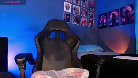 Snapshot of andrew_hoult chatting on October 10, 2025, 4:33 am Andrew online show from October 10, 2025, 4:33 am